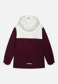 Wasserabweisende Jacke mit einem weißen oberen Abschnitt und einem dunkelburgunderfarbenen unteren Abschnitt, Kapuze, elastischen Bündchen und reflexiven Akzenten.