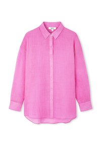 Camisa de lino rosa con cuello puntiagudo, mangas largas y dobladillo ligeramente curvado. Cuenta con cierre frontal de botones y una textura suave.
