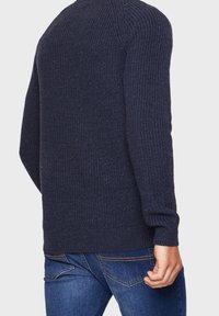 Threadbare Sweter