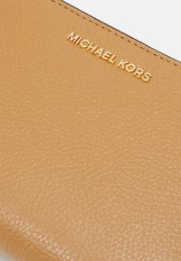 MICHAEL Michael Kors WRISTLET - Pénztárca - pale peanut