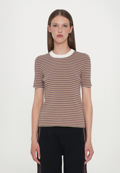 Top a maniche corte a righe nei colori marrone, crema e arancione con scollatura a girocollo bianca. Design aderente, texture a coste e orlo dritto.