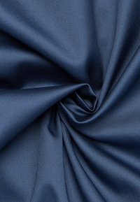 Marineblaues Satinmaterial mit glatter Textur, das einen dezenten Glanz aufweist und in einem Spiral-Design drapiert ist, was seine Flüssigkeit zur Geltung bringt.