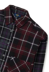 Camicia di flanella a quadri con una combinazione di colori nero, rosso e viola. Colletto button-down, maniche lunghe e taschino sul petto.