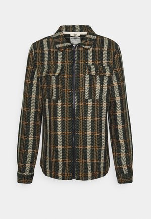 Dunkelgrüne und beige karierte Jacke mit orangefarbenen Akzenten, Reißverschluss vorne, langen Ärmeln, knöpfbaren Brusttaschen und Hemdkragen.