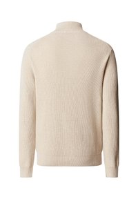 Beige gebreide trui met een hoge kraag, ribbeltextuur en lange mouwen. De achterkant heeft een naadloos ontwerp en aansluitende manchetten.