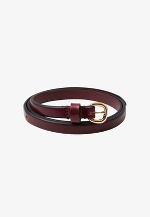 Bordeaux leren riem met een gladde afwerking, dun profiel en een gouden metalen gesp met een dubbele penontwerp.