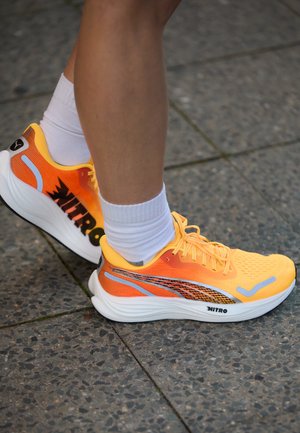 VELOCITY NITRO 3  - Løbesko til landevejen - sun stream/sunset glow/white