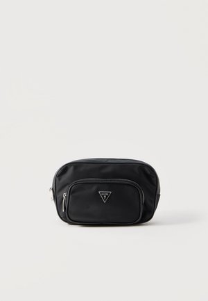 Malá čierna kabelka Guess s predným vreckom na zips a strieborným logom na bielom pozadí.