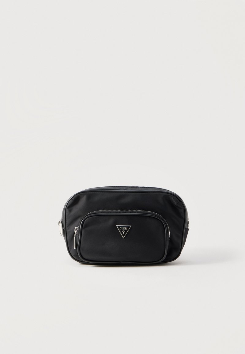 Μικρό μαύρο τσαντάκι Guess με εμπρόσθια τσέπη με φερμουάρ και ασημί λογότυπο σε λευκό φόντο.
