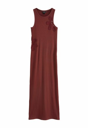 Ærmeløs lang mørkerød kjole med rund halsudskæring og to store blomstret blondeapplikationer på bryst og hofte.