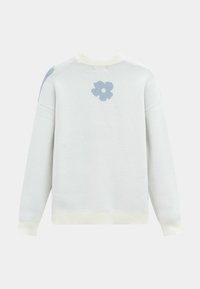 Pull en maille gris clair avec une texture douce, coupe oversize, poignets côtelés et un motif floral bleu au dos.