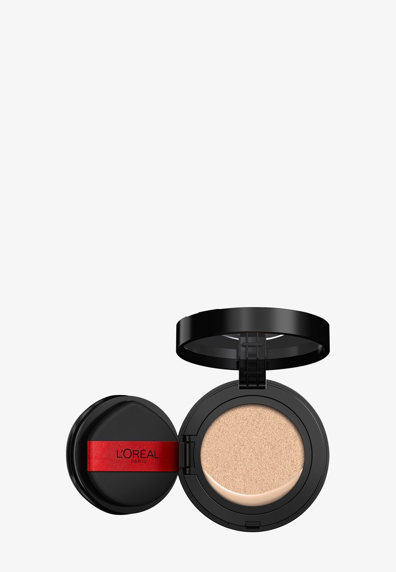 L'Oréal Paris Cushion-Compact mit rundem schwarzem Gehäuse, einem roten Akzentband und einem weichen beigen Schwamm. Der geöffnete Deckel zeigt eine strukturierte Oberfläche.