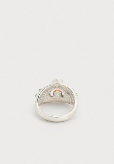 Ασημένιο δαχτυλίδι με υφή στη λεπτομέρεια της ταινίας, διακοσμημένο με πράσινες αποχρώσεις και χρυστή λεπτομέρεια σε σχήμα ημισελήνου στο εσωτερικό. Φωτογραφία από πάνω.