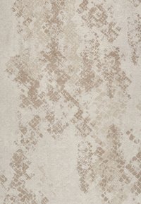 Gestructureerde stof met een beige en gebroken wit patroon met variërende geometrische vormen, wat een subtiele, abstracte ontwerp over het oppervlak creëert.