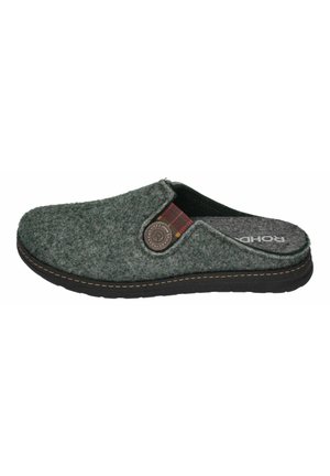 Chausson en feutre gris, avec un accent en tissu à carreaux, un bouton rond et une semelle en caoutchouc noir. Texture douce et design décontracté.