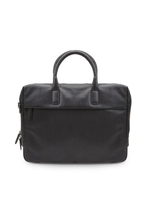 Valigetta in pelle nera con texture, dotata di due manici arrotondati, tasca frontale con cerniera e dettaglio con cerniera laterale, in posizione verticale su sfondo bianco.