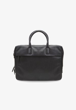 Valigetta in pelle nera con texture, dotata di due manici arrotondati, tasca frontale con cerniera e dettaglio con cerniera laterale, in posizione verticale su sfondo bianco.