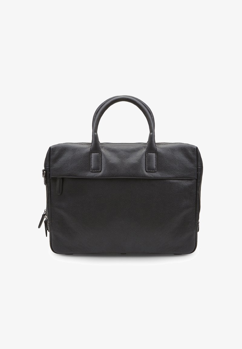 Mustast tekstureeritud nahast portfell kahe ümarate käepidemetega, ees tõmblukuga tasku ja külgsel tõmbluku detailil, seisab vertikaalselt valge tausta ees.