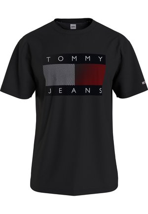 Zwart T-shirt met korte mouwen en een grote rechthoekige print in zwart, wit en rood met de tekst "TOMMY JEANS" op de borst.