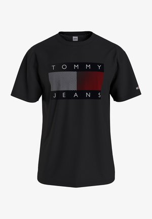 Musta lyhythihainen T-paita, jossa suuri suorakaiteen muotoinen grafiikka mustana, valkoisena ja punaisena ja teksti "TOMMY JEANS" rinnassa.