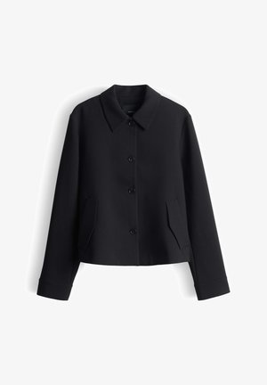 Zwarte cropped jas met lange mouwen, een klassieke kraag, knoopsluiting aan de voorkant en twee zijzakken. Gemaakt van gladde, gestructureerde stof.