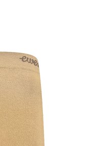 Beige Kniestrumpf mit glatter Textur, leicht geripptem Bund und einem in braunem Faden entlang der oberen Kante gestickten Logo.