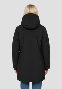 Zwarte parka-jas met capuchon en een gladde textuur, voorzien van doorgestikte naden, een lange snit en reikt tot halverwege de dij.