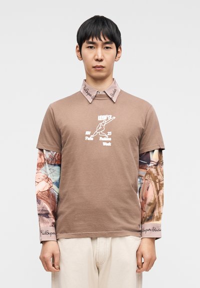 Καφέ βαμβακερό μπλουζάκι με γραφικό τύπωμα, με μακριά μανίκια σε πολύχρωμο αφηρημένο σχέδιο και λευκό γιακά με λογότυπο.