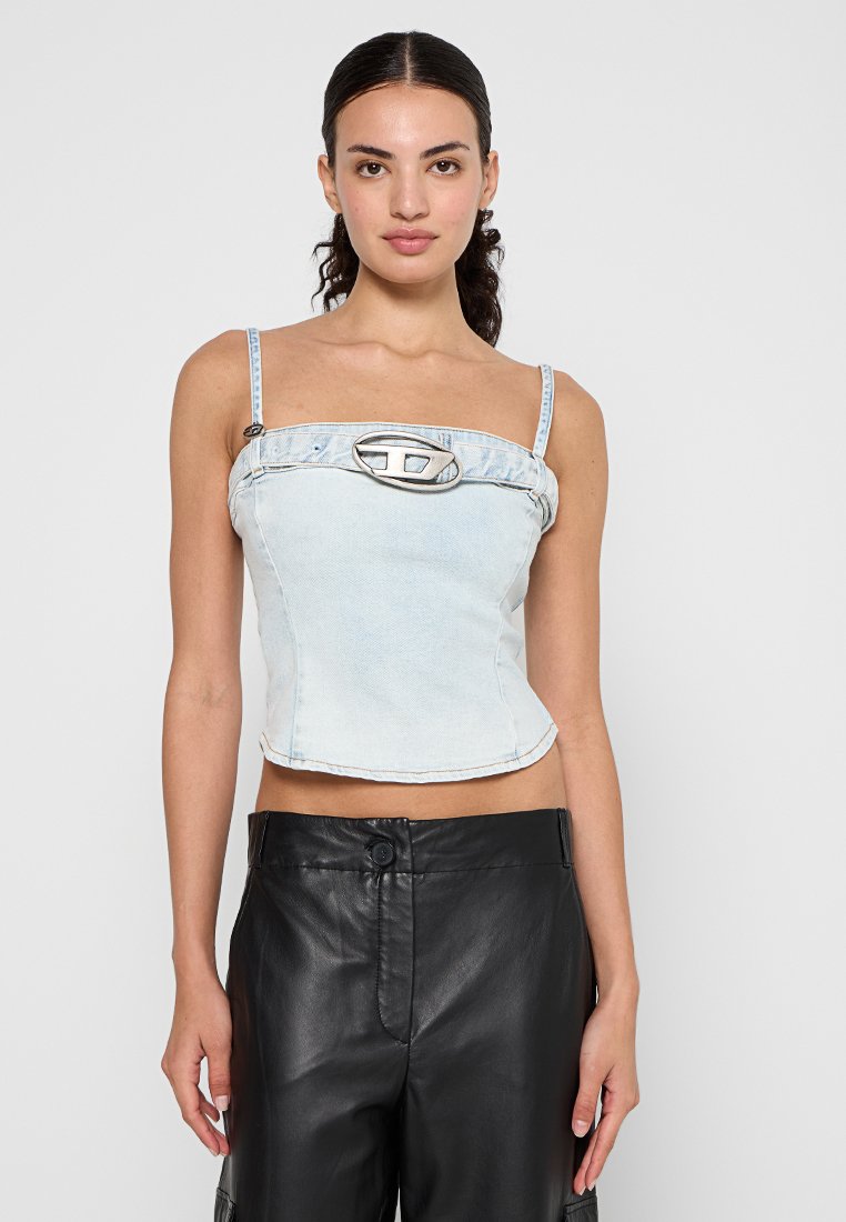 Jeans-Crop-Top in Hellblau mit quadratischem Ausschnitt, Metallverschlussdetails und dünnen verstellbaren Trägern. Glatte Textur, enganliegende Form.