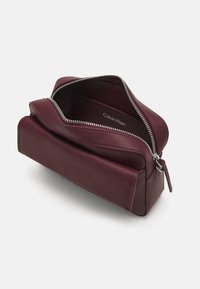 Calvin Klein LINEAR CAMERA BAG - Bandolera - oxblood