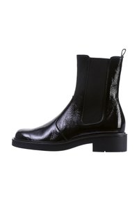 Stivale alla caviglia in pelle verniciata nera con pannelli laterali elasticizzati e un tab di estrazione. Il tacco spesso e la finitura testurizzata esaltano il suo design strutturato.