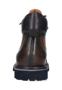 Stivale da uomo alla caviglia con un corpo in pelle textured marrone, accenti blu navy, dettagli cuciti e una suola in gomma resistente con scanalature.
