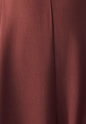 Tkanina v hrdzavej farbe s hladkou textúrou, s jemným melírovaným vzorom a čistým, splývajúcim dizajnom.