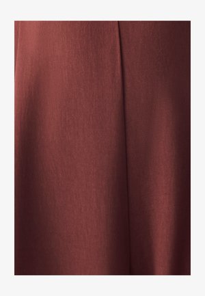 Tessuto color ruggine con una texture liscia, caratterizzato da un sottile motivo melange e un design pulito e drappeggiato.