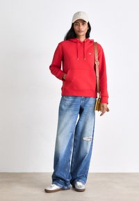 GANT SHIELD HOODIE - Sweatshirt - bright red