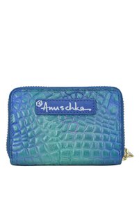 Textured portefeuille met een iriserende blauw-groene afwerking, ritssluiting en een blauwe label met witte letters. Krokodilachtige patroon overal.