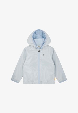 Lichtblauwe windjack met capuchon, rits aan de voorkant, elastische manchetten en een klein berenlogo op de borst. Glad, glanzend stoftextuur.