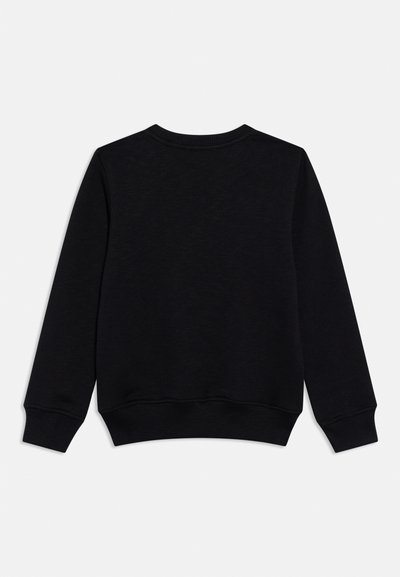 Μαύρο φούτερ με στρογγυλή λαιμόκοψη, ριμπ μανσέτες και υφή υφάσματος. Απλό, μονόχρωμο σχέδιο χωρίς ορατά λογότυπα ή σχέδια.