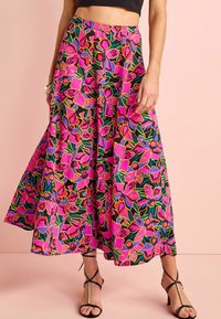 Bloemrok in sprankelend pink, groen en zwart met een vloeiende uitstraling. Bevat een brede tailleband en plooien voor extra textuur.