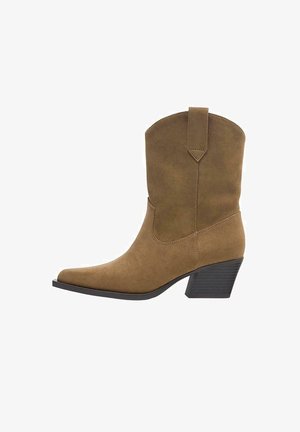 Rjava semiš kavbojska škornja do sredine meč, z ostrim prstom, trakom za vlečenje in slojenim blok peto na belem ozadju.