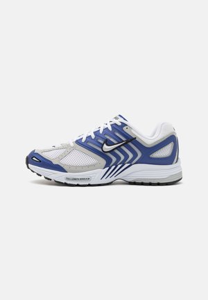 Zapatillas deportivas azules y blancas con paneles de malla, suela de goma y acentos en contraste. Presentan un logo negro y un diseño texturizado en los laterales.
