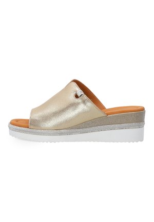 Slip-on kilehæl sandal med metallisk gyldent overmateriale, polstret tan indersål, glitrende mellemsål og hvid gummiydersål.