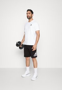 adidas Sportswear ESSENTIALS BIG LOGO FRENCH TERRY - Športové šortky - black