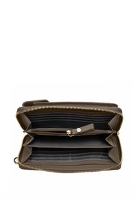 Portafoglio in pelle marrone con texture, dotato di una cerniera dorata, con più scomparti e una tasca interna con zip. L'interno presenta una fodera a righe.