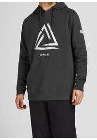 Sudadera gris hecha de una mezcla de algodón, con un gráfico triangular blanco y el texto "CO.RE_XC" en el frente. Capucha ajustable con cordón.