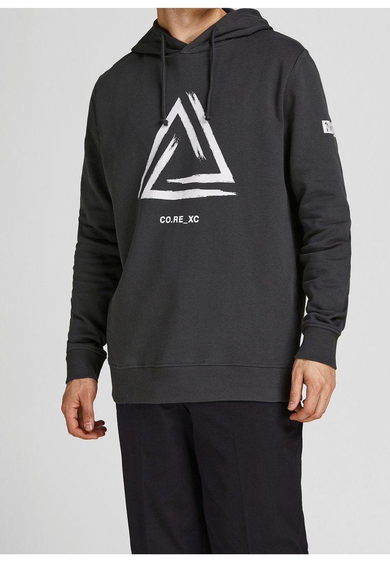 Sudadera gris hecha de una mezcla de algodón, con un gráfico triangular blanco y el texto "CO.RE_XC" en el frente. Capucha ajustable con cordón.