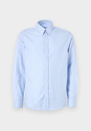 Světle modrá košile s dlouhým rukávem, knoflíkovým zapínáním a vertikálními bílými pruhy, s špičatým límcem a standardními manžetami a spodním lemem.