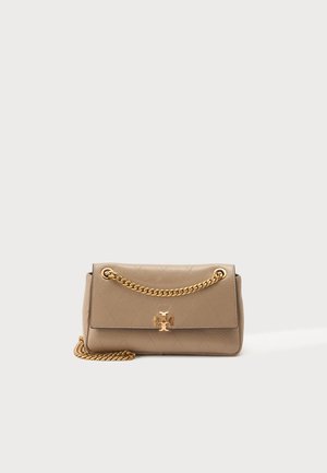Sac à main en cuir matelassé beige avec bandoulière chaîne dorée et fermoir logo doré à l'avant, sur un fond uni clair.