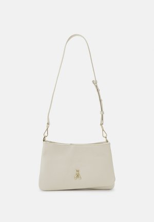 Borsa a tracolla in ecopelle beige con una silhouette sottile, tracolla regolabile e dettaglio in oro a forma di ape sul davanti. Texture liscia e chiusura con zip.