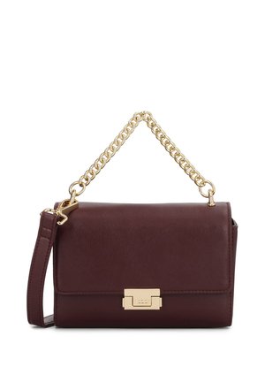 Geantă de mână bordo din piele eco cu un lanț auriu, formă dreptunghiulară, închidere cu clapetă și un detaliu metalic auriu.